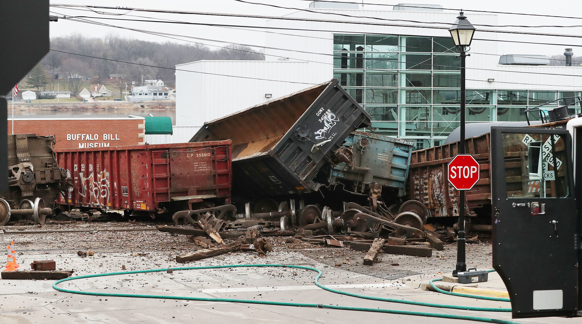 010320-qc-train-derail-004